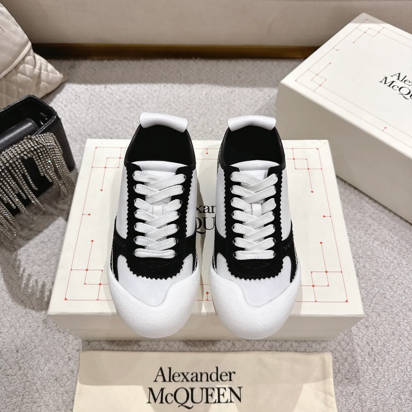 👟👟Ex-factory price 600👟👟 Men's size +10 2025 McQueen's new AIexanderMcQUEEN✅ The original quality has been certified! The original version is reproduced 1:1, and the latest lace-up casual shoes are released simultaneously. • McQueen logo • Round toe box • Lightweight segmented sole design, made of imported stretch breathable fabric + grained cowhide, soft inner lining and insole, comfortable for walking and not stuffy on the feet. Five colors: black/white·white·off-white·black/brown·yellow Fabric: grained cowhide + stretch fabric + cow suede Insole: imported sheepskin Women’s model: 35–40 (40 for women is not returnable) Men’s model: 39–45 (45 for men is not returnable)